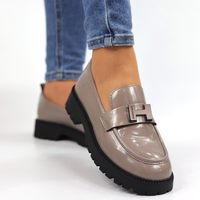 Béžové kožené boty se silnější, lakovanou podrážkou