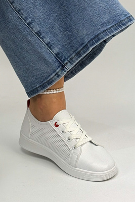 Bílé dámské sportovní boty s perforovanou platformou