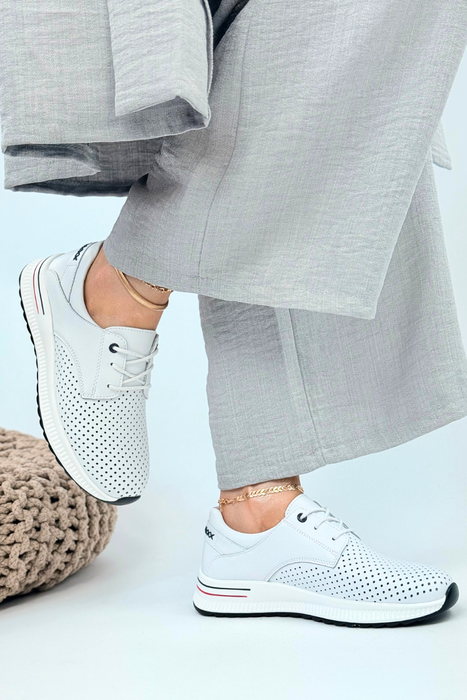 Prolamované bílé kožené boty Filippo s klínkem