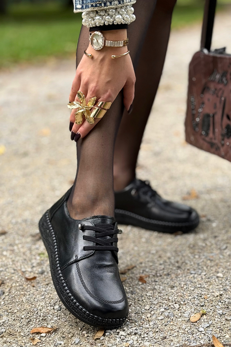 Černé kožené boty na platformě s ozdobou na přední straně