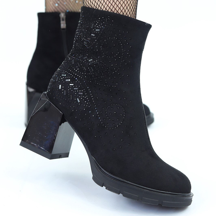 Elegantní černé kozačky s krásným vzorem na svršku