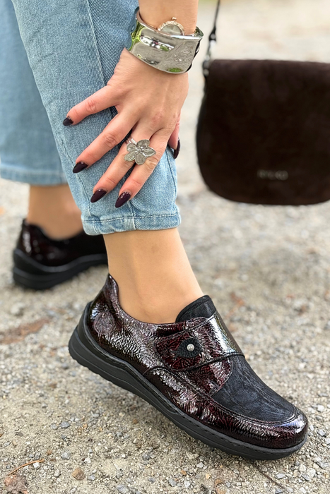 Dámské prolamované slip-on boty v platinové barvě