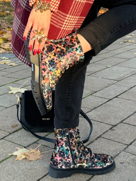 Dámské černé kožené kotníkové boty na silné platformě se tkaničkami