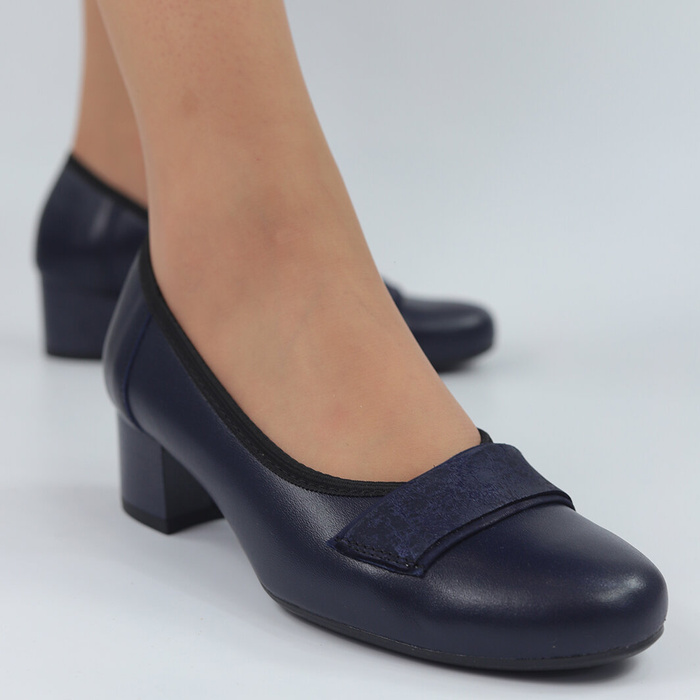 Galantní tmavě modré kožené lodičky na nízkém podpatku