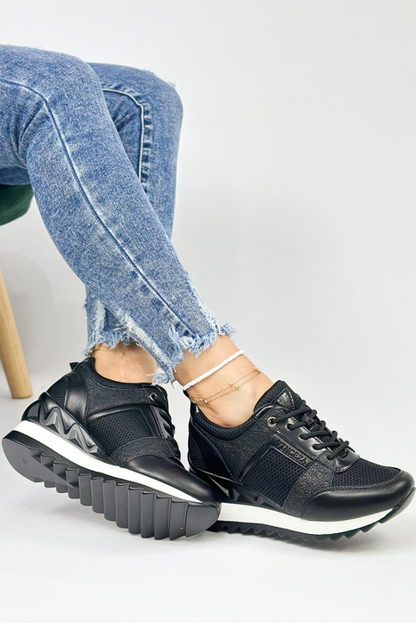 Černé tenisky na klínku vyrobené z ekokůže