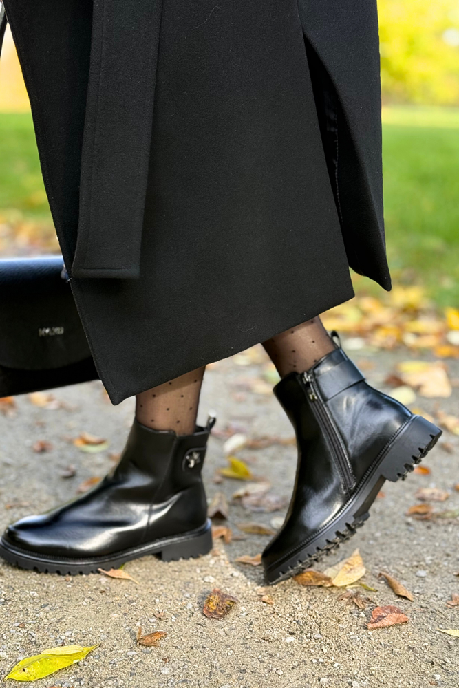 Dámské černé kotníkové boty na šněrování