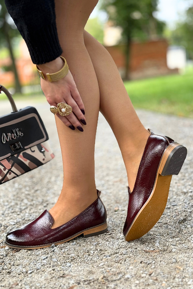 Černé boty s perforovanými klínky