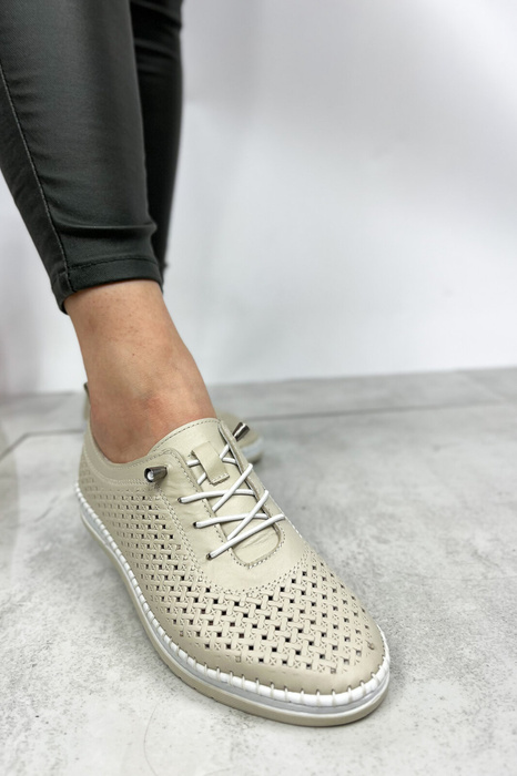 Béžové prolamované ploché boty