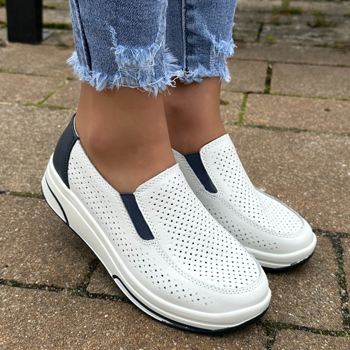 Prolamované bílé a tmavě modré kožené boty s klínkem Evento