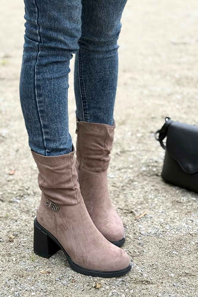 Béžové semišové kovbojské boty na vysokém podpatku