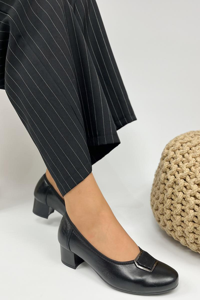 Černé kožené lodičky na bloku s ozdobou