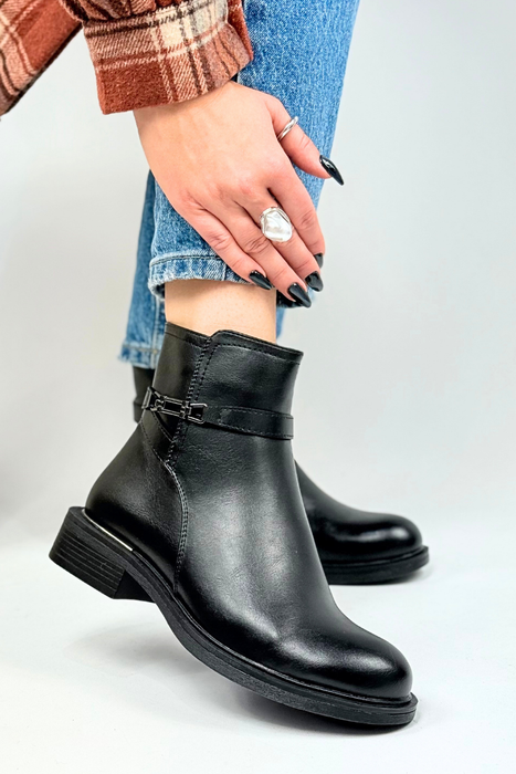 Tmavě béžové prolamované kotníkové boty vyrobené ze semišové ekokůže