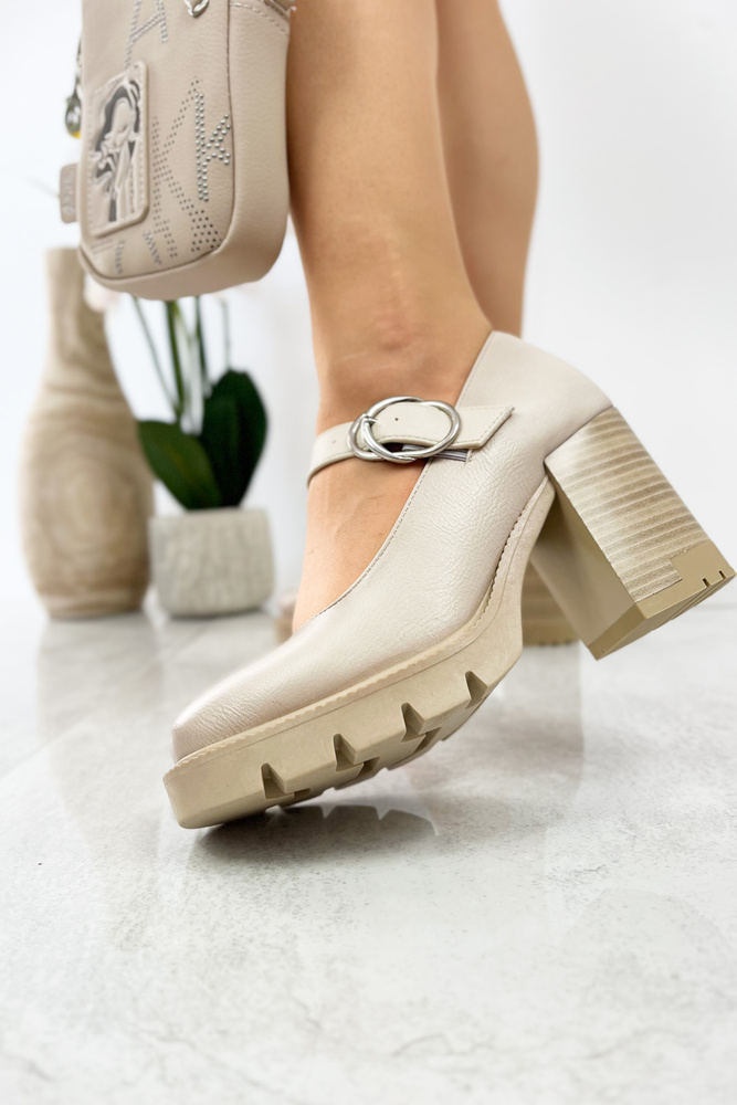 Béžové dámské boty s přezkou na patě