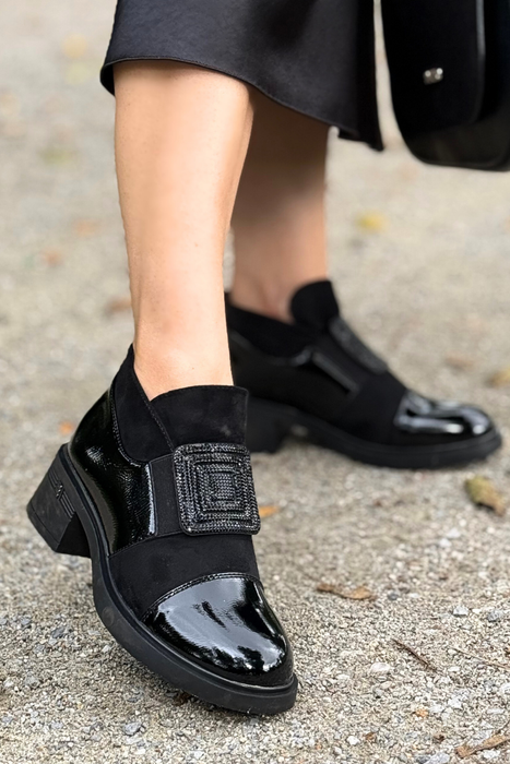 Tmavě béžové prolamované kotníkové boty vyrobené ze semišové ekokůže