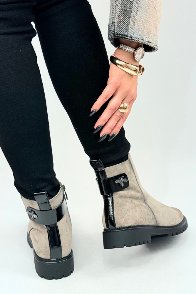 Dámské černé kotníkové boty na šněrování