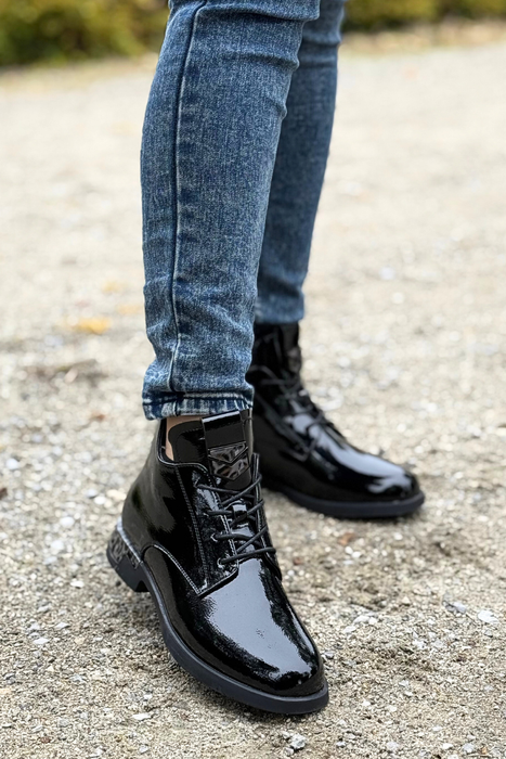 Černé lakované kotníkové boty značky Filippo