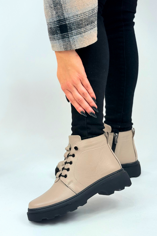 Černé kožené kotníkové boty s vysokými tkaničkami na platformě