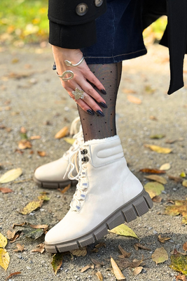 Černé kožené kotníkové boty s vysokými tkaničkami na platformě