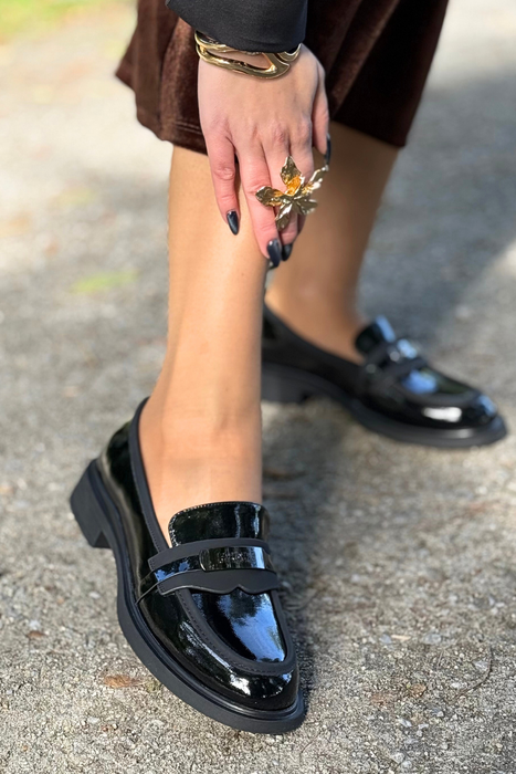 Béžové kožené tenisky s perforovanými klínky