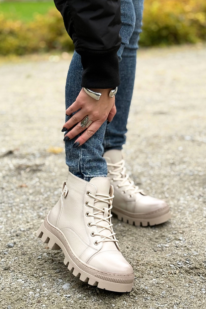 Dámské černé kotníkové boty na šněrování