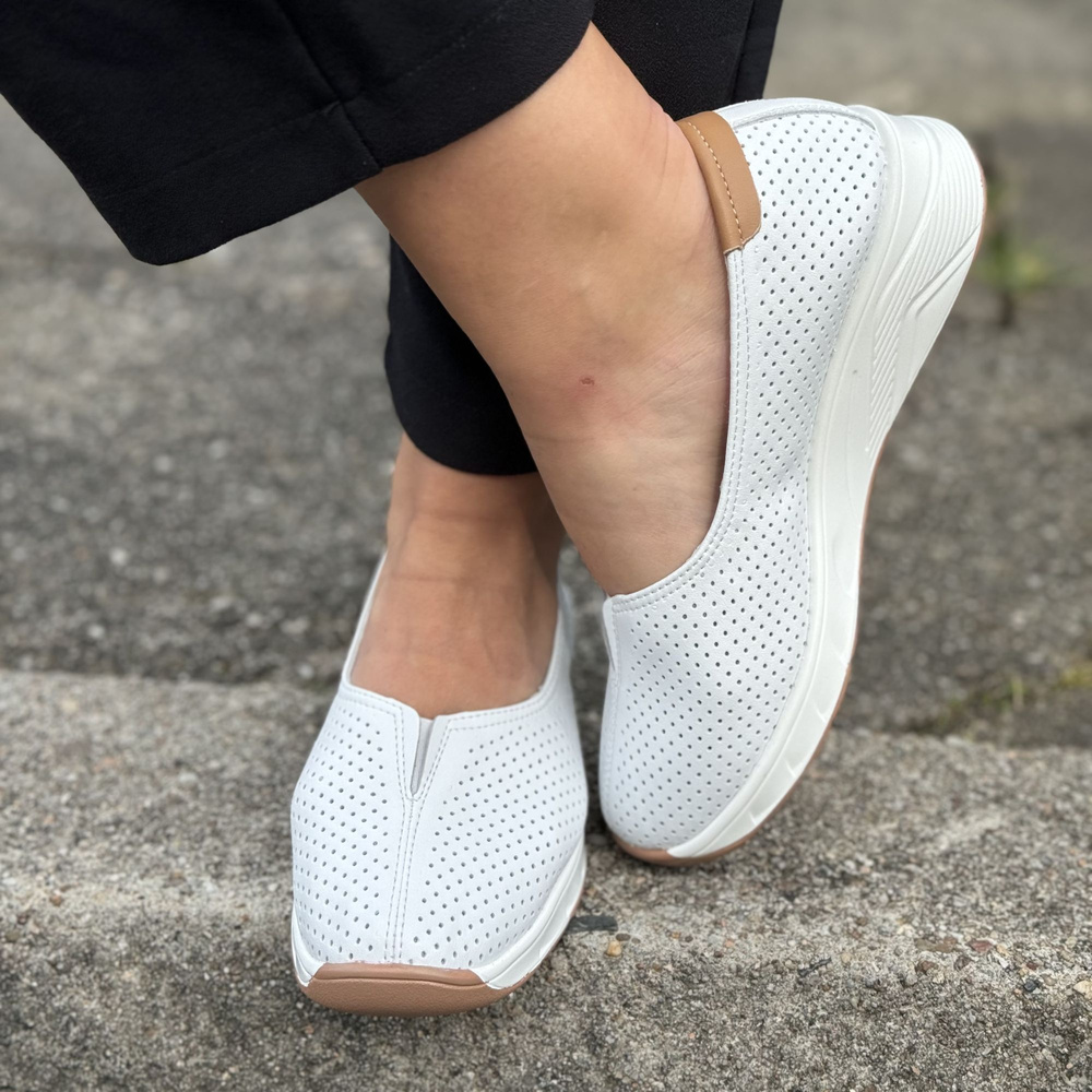 Bílé nazouváky z perforované kůže