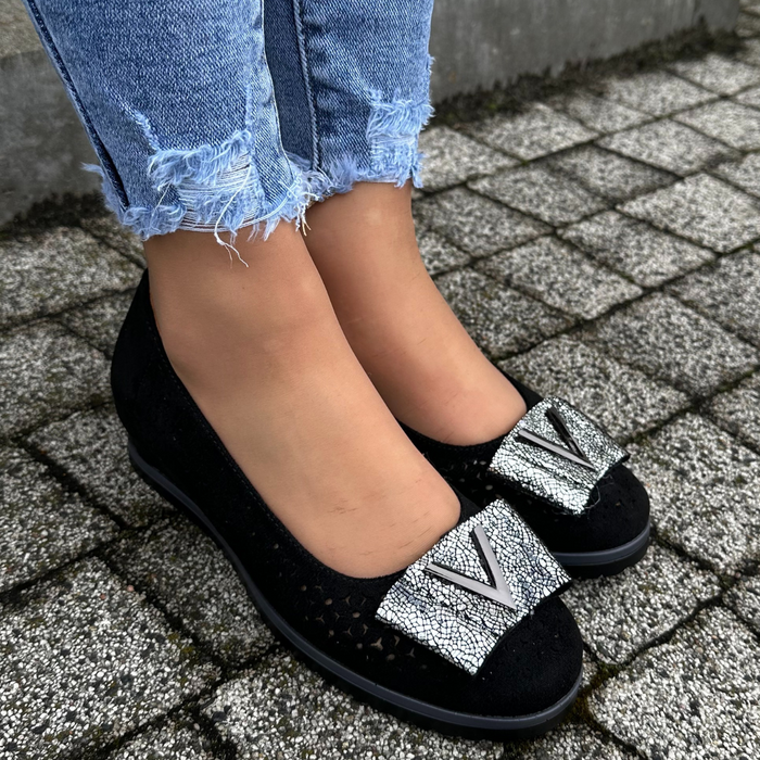 Černé prolamované lodičky na klínku M. Daszyński