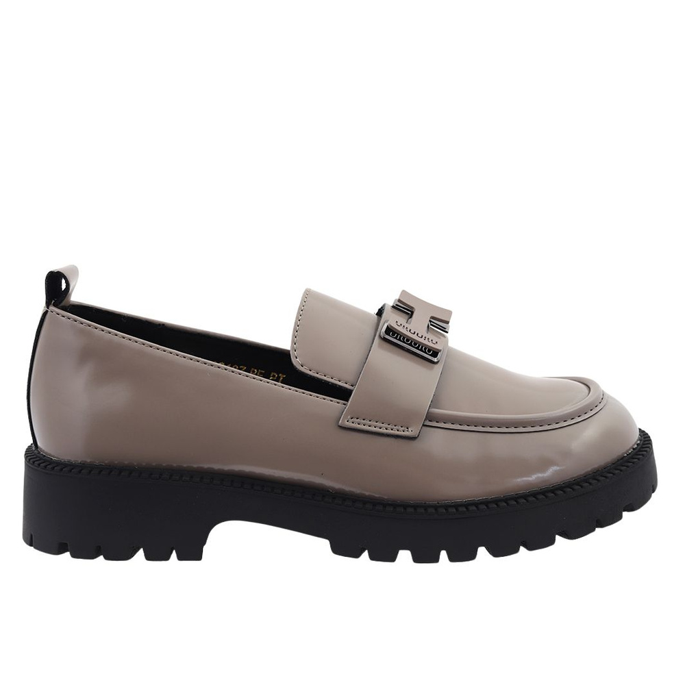 Béžové kožené boty se silnější, lakovanou podrážkou