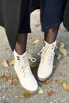 Černé kožené kotníkové boty s vysokými tkaničkami na platformě