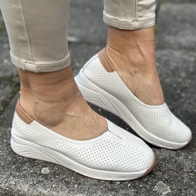 Dámské béžové kožené boty s perforací na nízké platformě