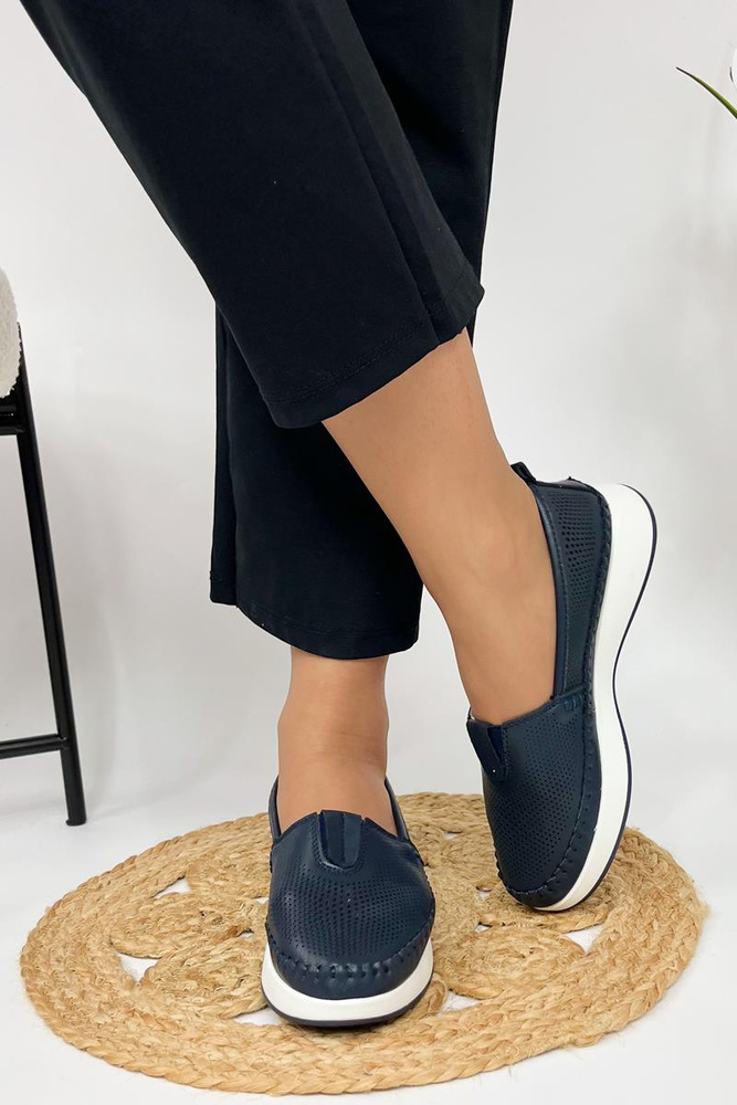 Děrované kožené slip-on boty v tmavě modré barvě