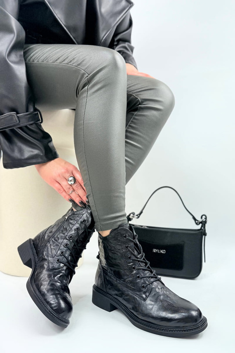 Dámské černé kožené kotníkové boty na silné platformě se tkaničkami