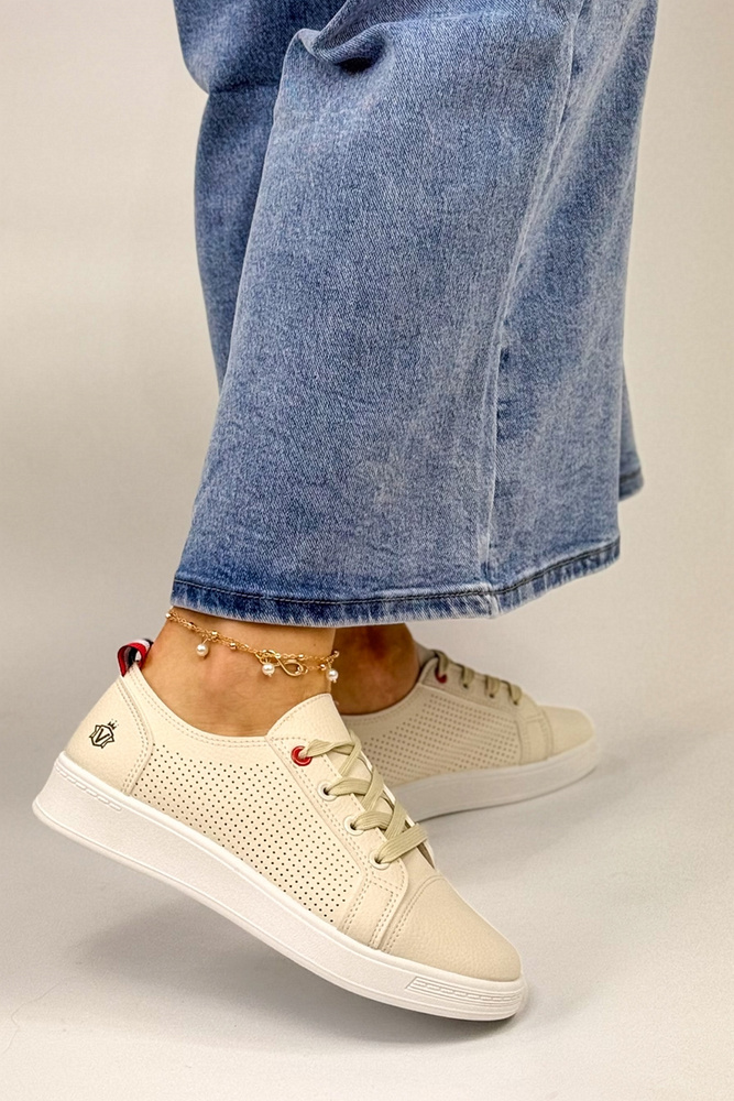 Béžová děrovaná sportovní obuv na šněrování