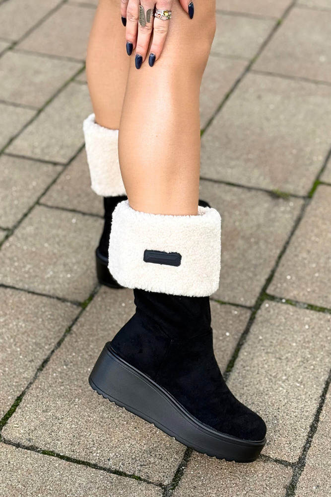 Béžové prolamované jarní kozačky