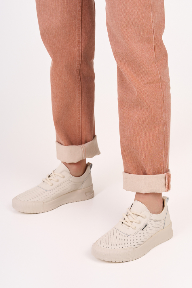 Béžové kožené boty s perforací na platformě