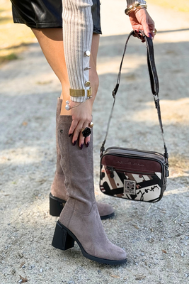 Béžové semišové kozačky s blokem Potocki