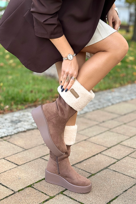 Béžové prolamované jarní kozačky