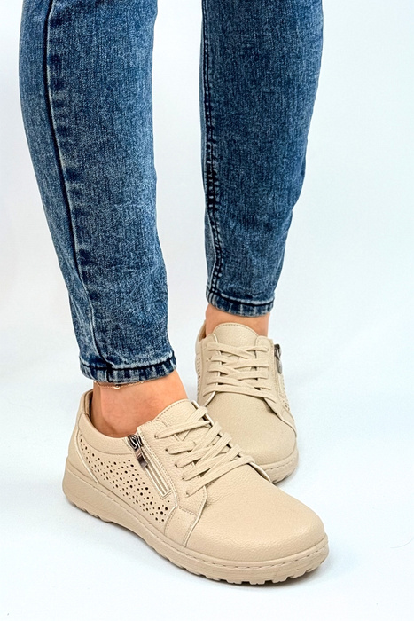 Bílé perforované ploché šněrovací boty