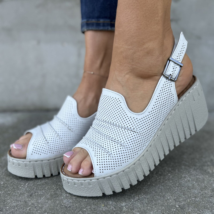 Bílé kožené perforované sandály na klínku s platformou