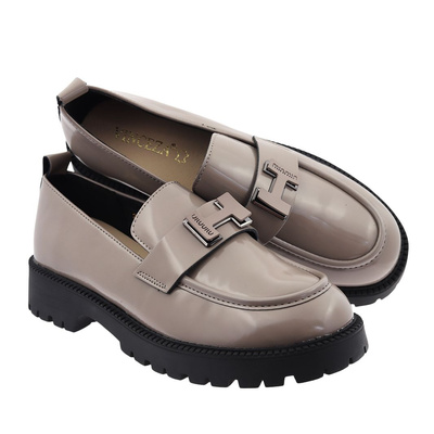 Béžové kožené boty se silnější, lakovanou podrážkou