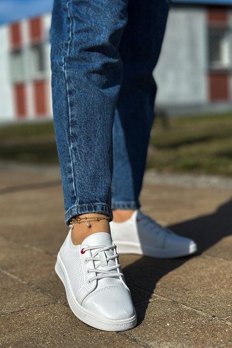 Bílé perforované ploché šněrovací boty