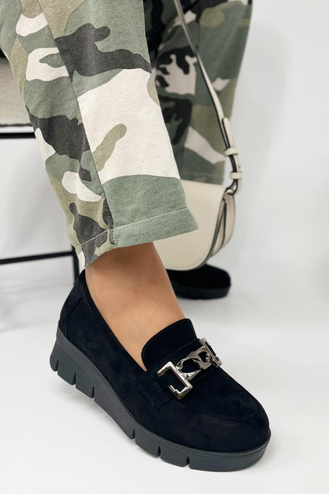 Černé semišové mokasíny na klínku s řetízkem