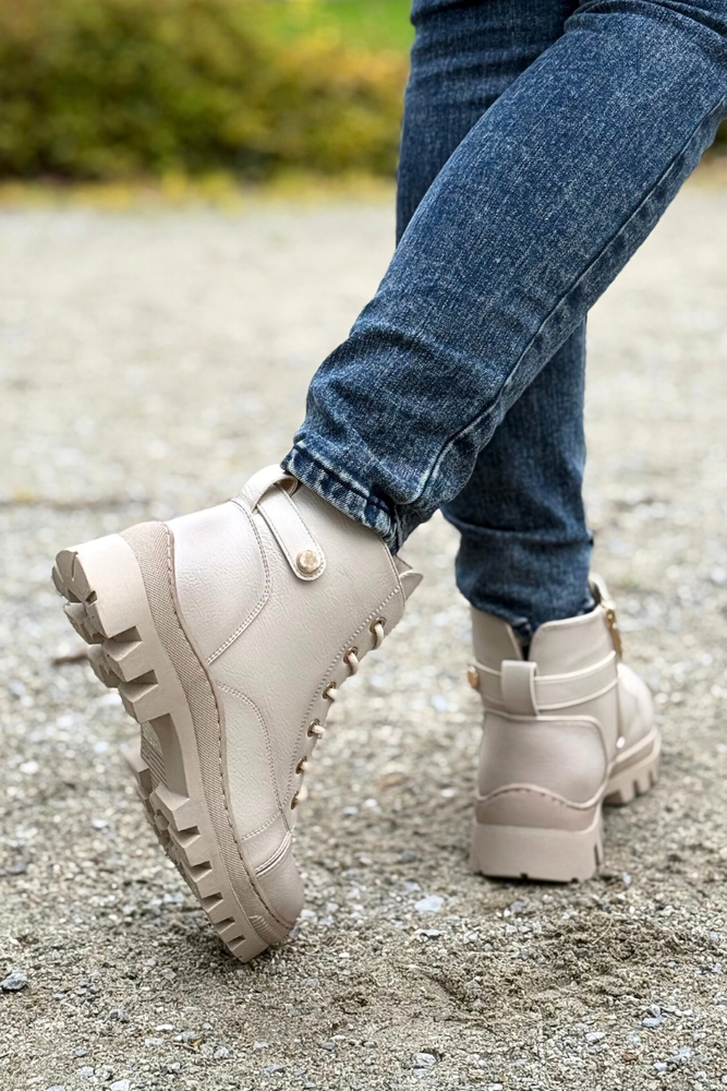 Dámské černé kotníkové boty na šněrování