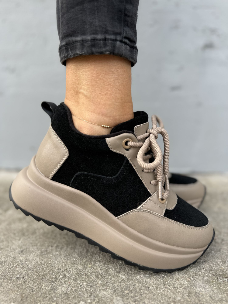 Módní béžové a černé kožené boty se zvýšenou podrážkou