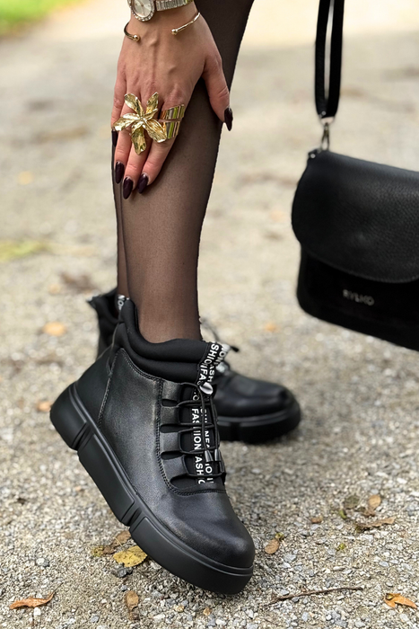 Černé lakované kotníkové boty značky Filippo