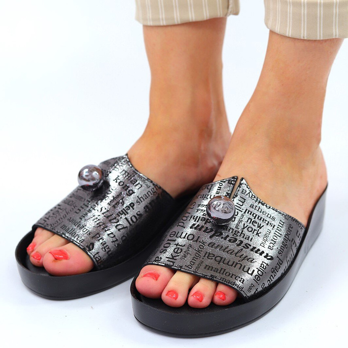 Černé kožené žabky s nápisy na platformě T. Sokolski