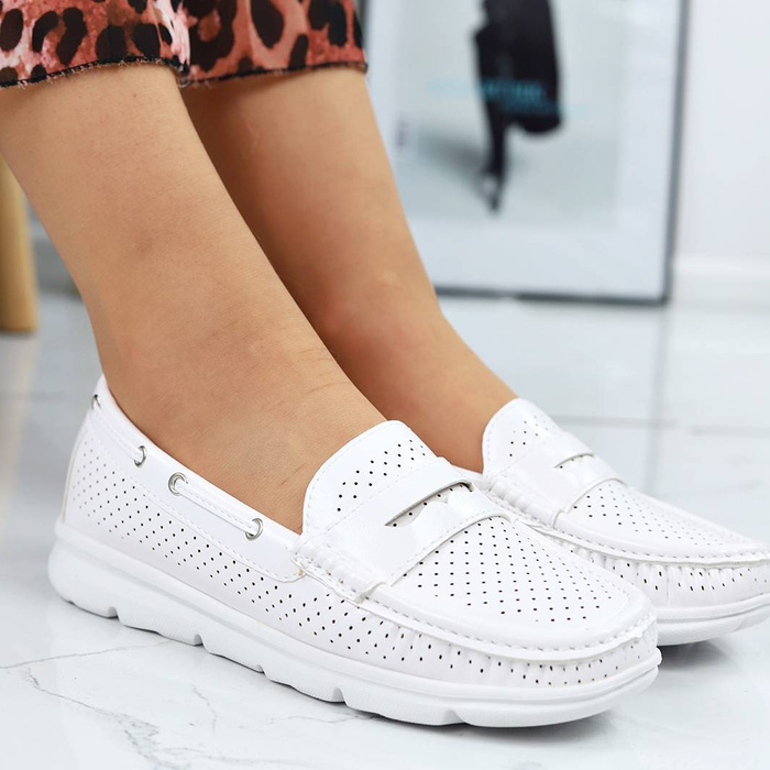 Bílé prolamované dámské mokasíny z ekokůže T.Sokolski