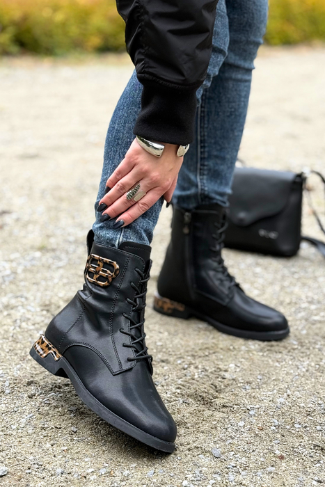 Černé lakované kotníkové boty značky Filippo