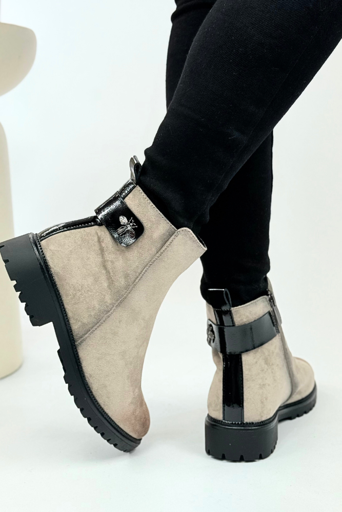 Dámské černé kotníkové boty na šněrování