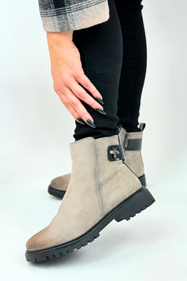 Dámské černé kotníkové boty na šněrování