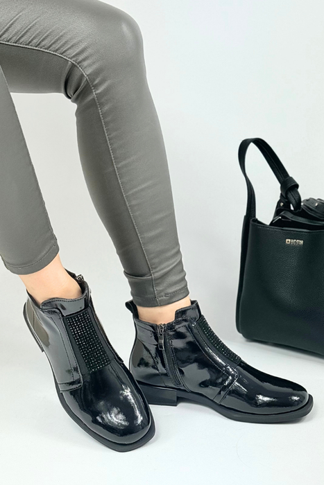 Černé lakované kotníkové boty značky Filippo